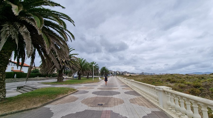 Paseo marítimo y playa de Salvé de Laredo de día, con la ciudad al fondo