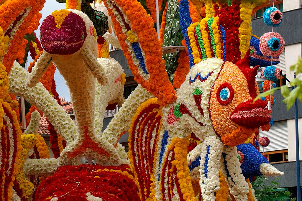 Carroza de la Batalla de Flores de Laredo cubierta por completo de flores naturales, plano cercano al detalle floral