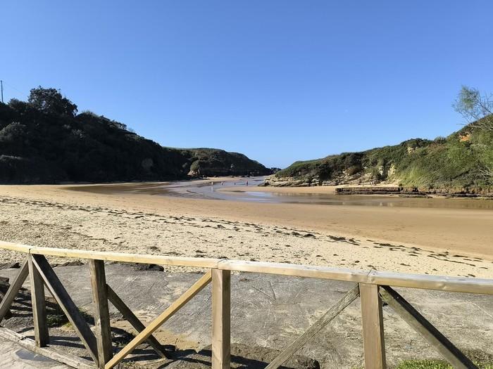 Playa de Galizano con marea alta y cielo nublado de última hora de la tarde