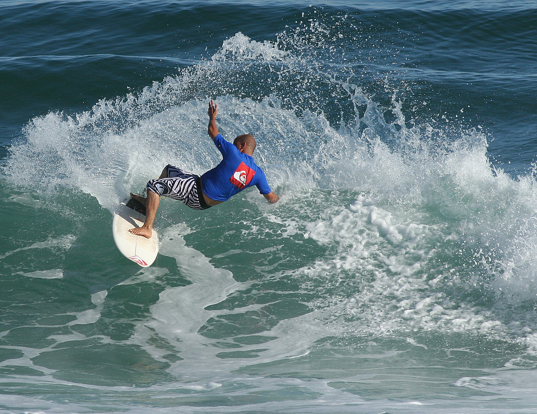 Surfista remando hacia la ola derecha del extremo este de Galizano