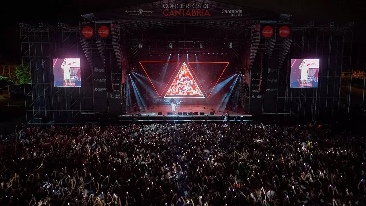 Escenario montado en el Complejo Deportivo Óscar Freire de Torrelavega durante un concierto