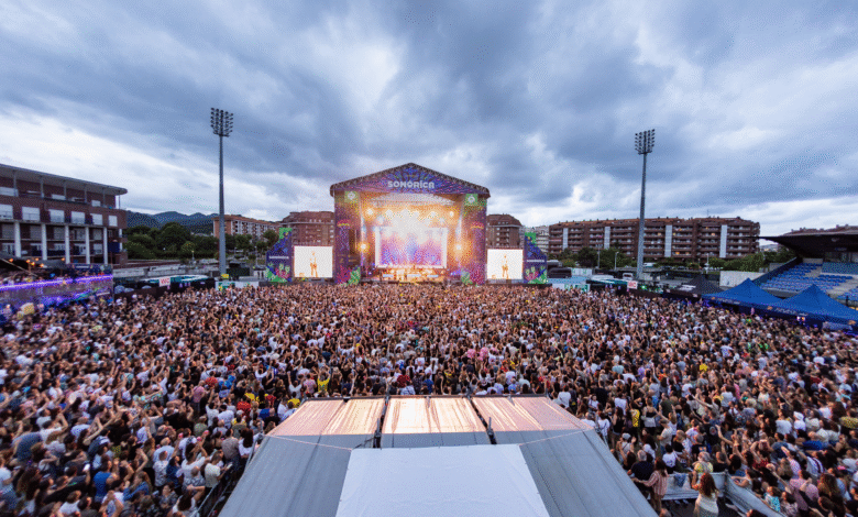 Público de festival en el Estadio Municipal de Riomar, Castro-Urdiales, con el mar al fondo