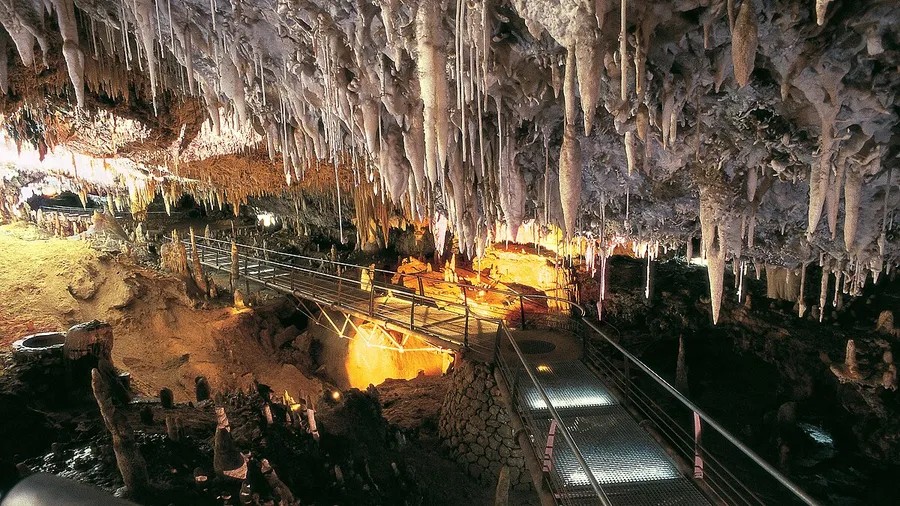 Entrada de la cueva del Nanzal en Pechón con material de espeleología preparado