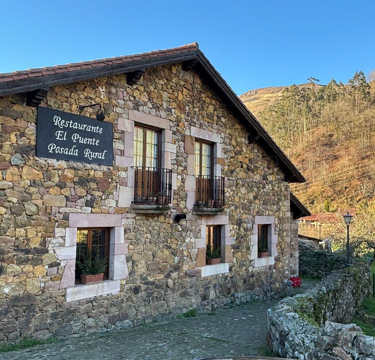Fachada de Restaurante El Puente a la entrada de Carmona