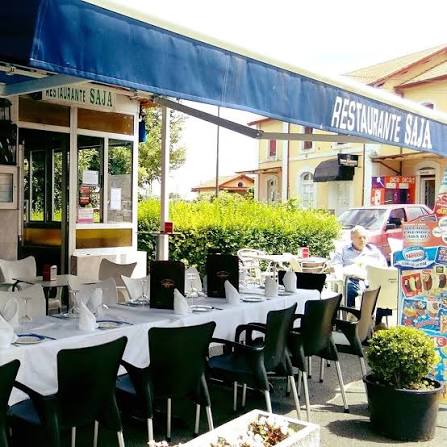 Mesa servida con el menú de cocido montañés del Restaurante Saja en Cabezón de la Sal