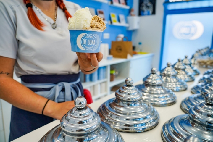 Heladero de Helados de Luna preparando un sabor artesanal en el obrador de Somo