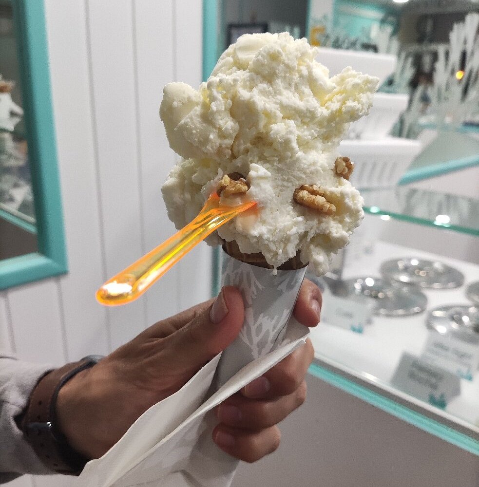 Obrador de Codium en Noja, tarrinas de helado artesano recién elaboradas sobre el mostrador