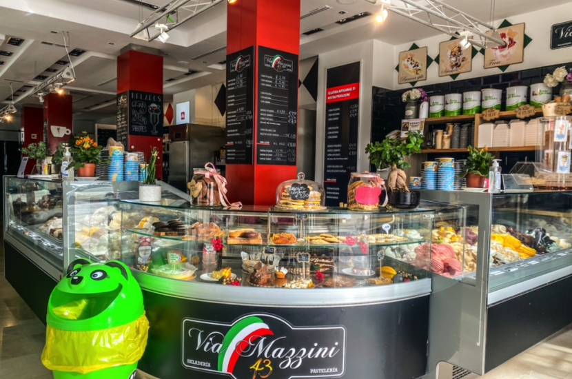 Interior de Vía Mazzini 43 en Santander, vitrina de helados artesanos y mesas de la crepería