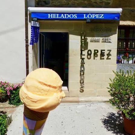 Cola de clientes frente a Helados López en Ontaneda en un día de verano
