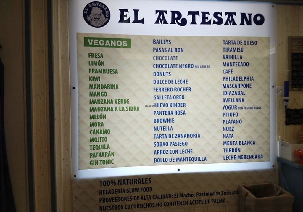 Fachada y mostrador de Heladería El Artesano en Noja, con cucuruchos de helado a la vista, luz de verano