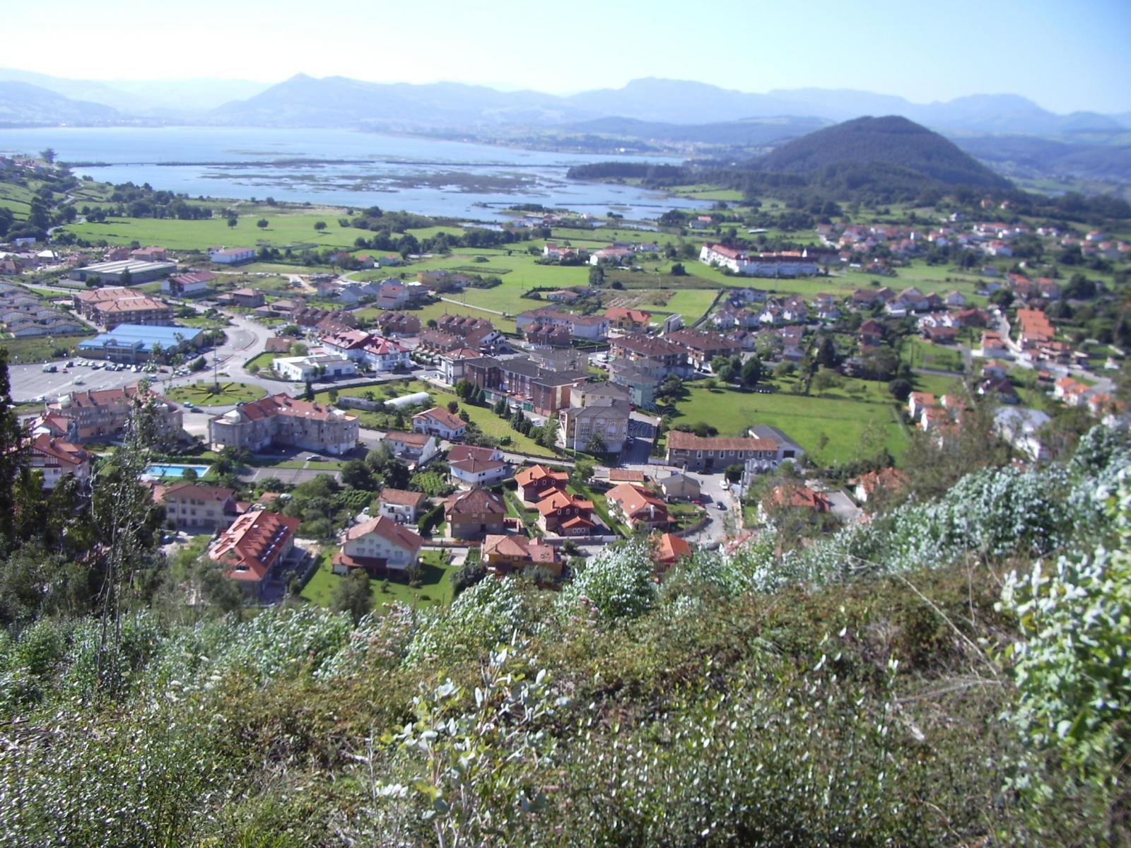 Marismas de Santoña, Victoria y Joyel vistas desde Argoños, con aves vadeando a media marea.