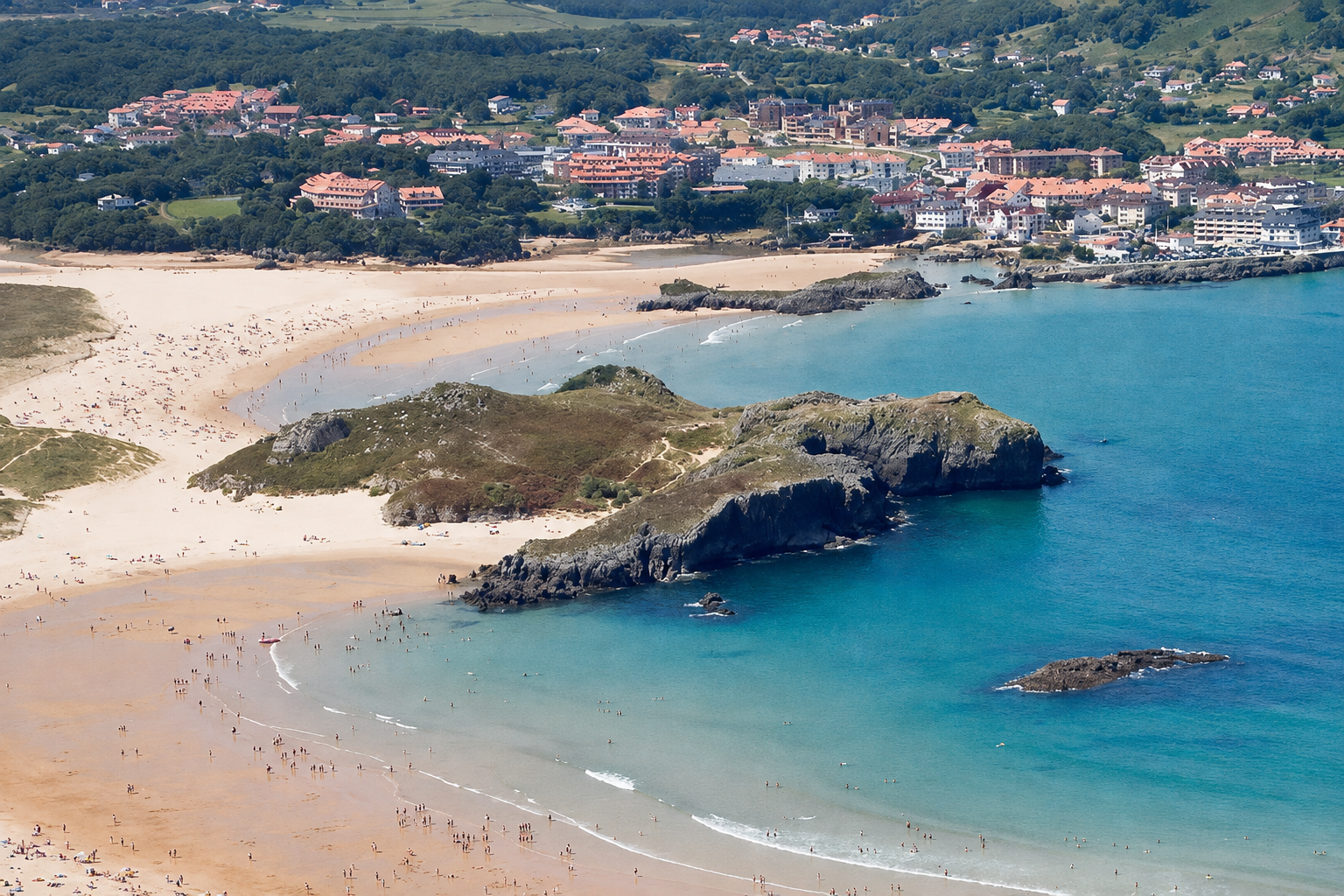 Paseo marítimo de Noja entre las playas de Ris y Trengandín, tarde de verano.