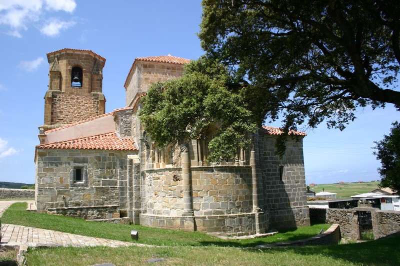 Ábside románico de doble arquería de la iglesia de Santa María de Bareyo, luz de mañana.