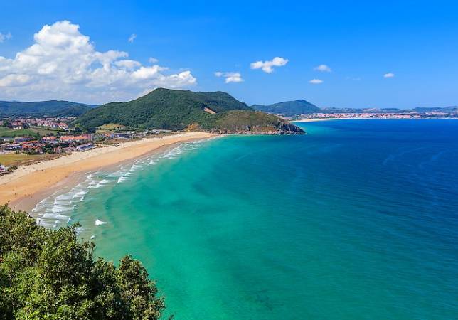 Playa de Berria en Santoña vista desde el monte, con la marisma al fondo