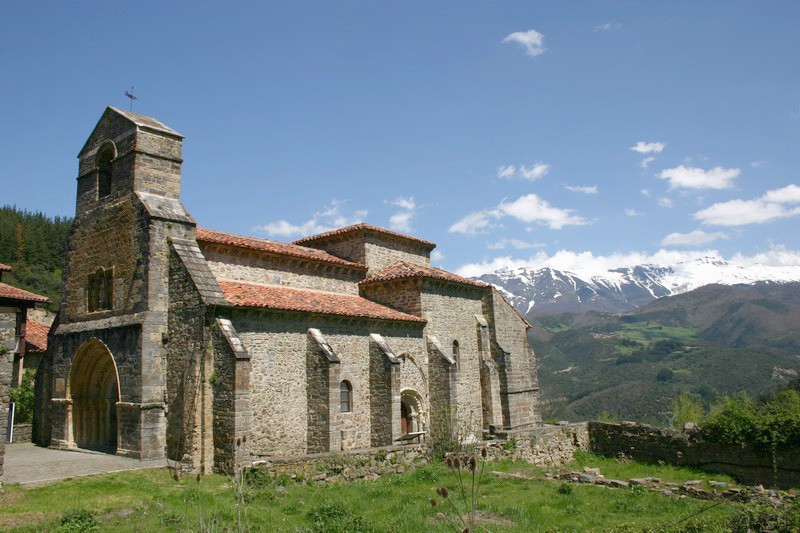 Portada occidental con arquivoltas talladas de una iglesia románica en Liébana