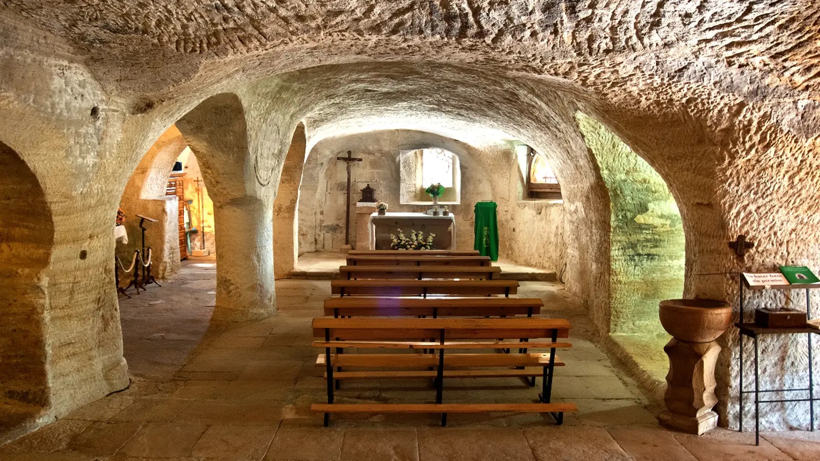 Iglesia rupestre excavada en roca en el valle de Valderredible