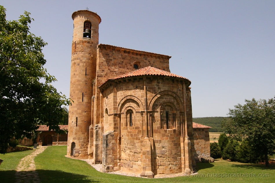 Torre circular y ábside románico de la Colegiata de San Martín de Elines en Valderredible