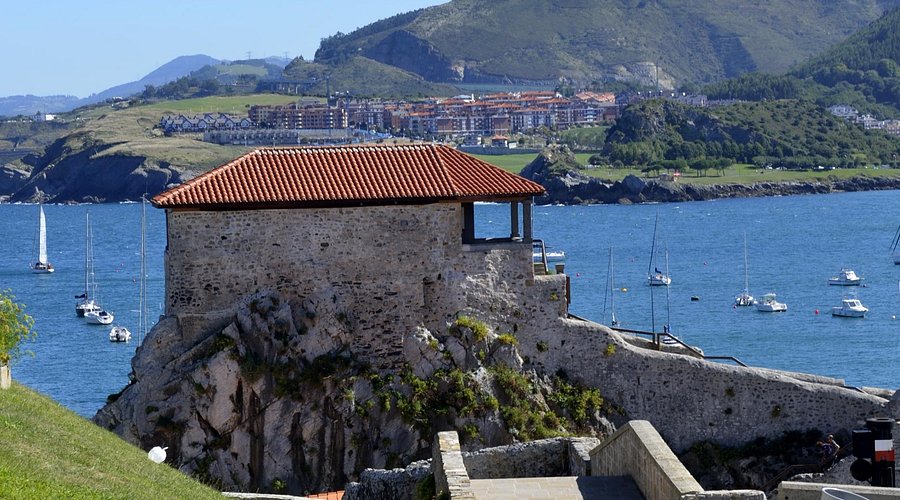 Ermita sobre un peñasco rocoso junto al mar en Castro-Urdiales, con olas rompiendo en la base