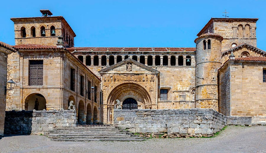 Fachada y claustro románico de la Colegiata de Santa Juliana en el centro histórico de Santillana del Mar