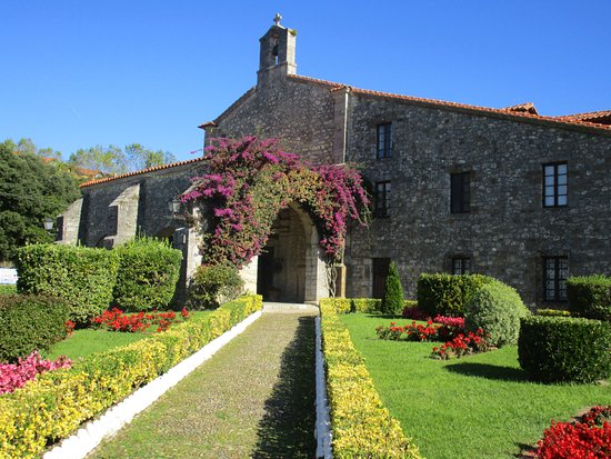 Santuario en un promontorio junto a la ría de San Vicente de la Barquera, vistas al puerto