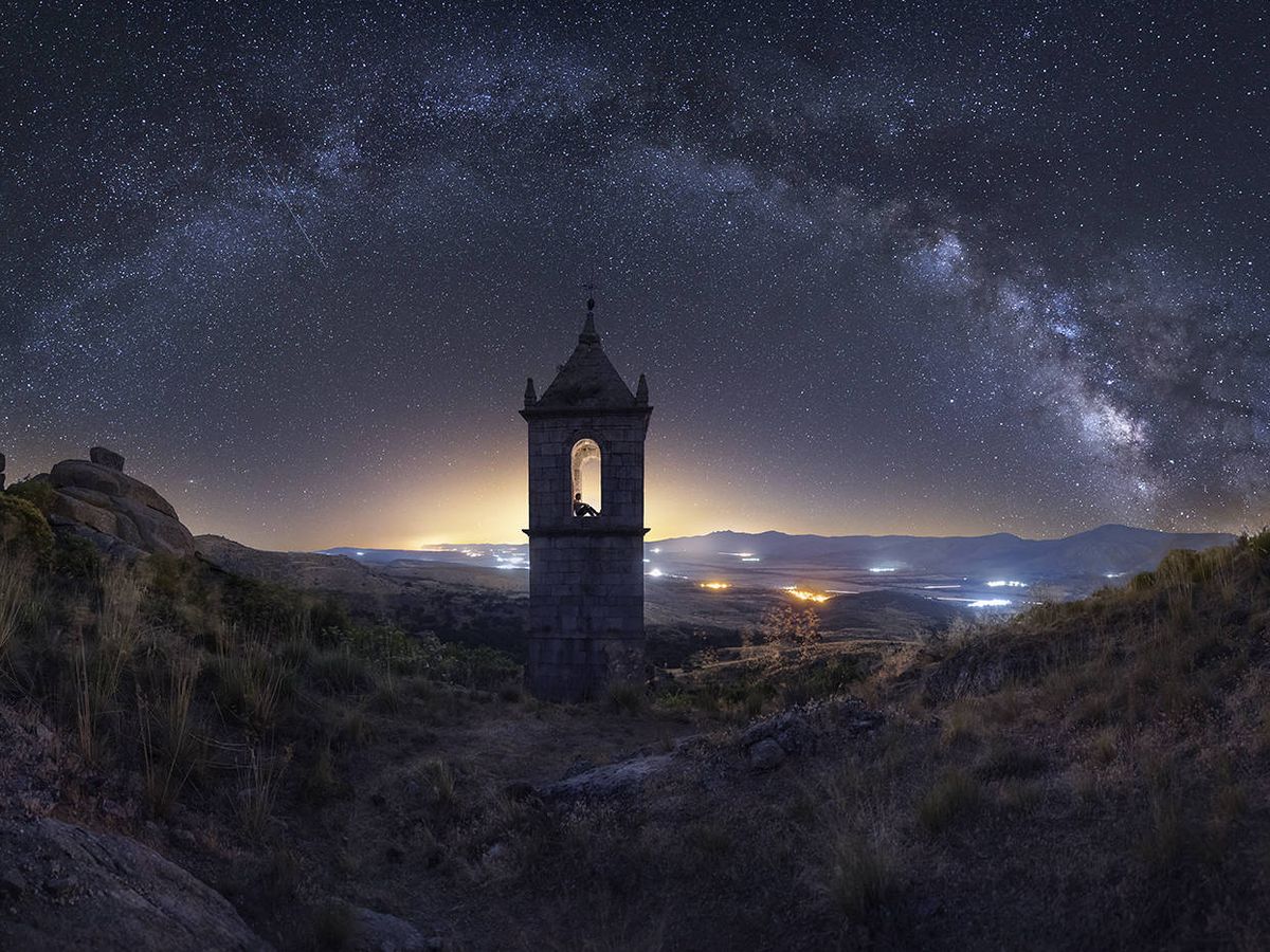 Cielo estrellado sobre la costa de Cantabria al anochecer, vista amplia con horizonte marino y la Vía Láctea visible