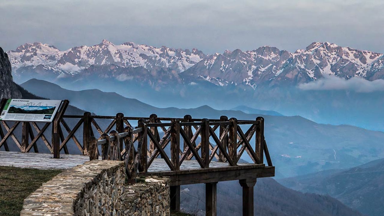 Valle de Fuente Dé y los Picos de Europa al anochecer, primeras estrellas sobre las montañas