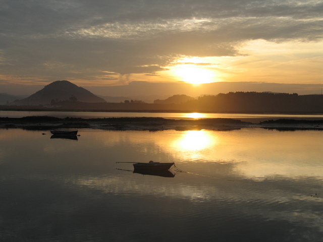 Marismas de Santoña al anochecer, vista panorámica del estuario sin luces artificiales