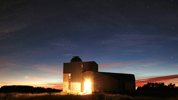 Cúpula del Observatorio Astronómico de Cantabria en Valderredible con telescopios preparados de noche