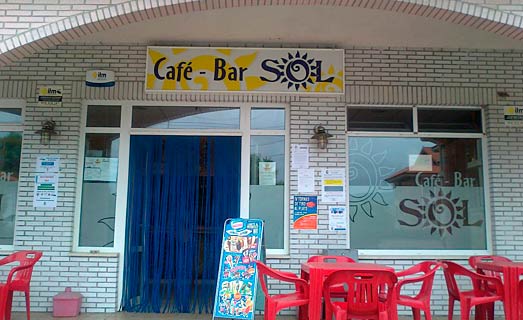 Pizza sin gluten recién horneada en la Hostería Sol de Meruelo, primer plano sobre la mesa.