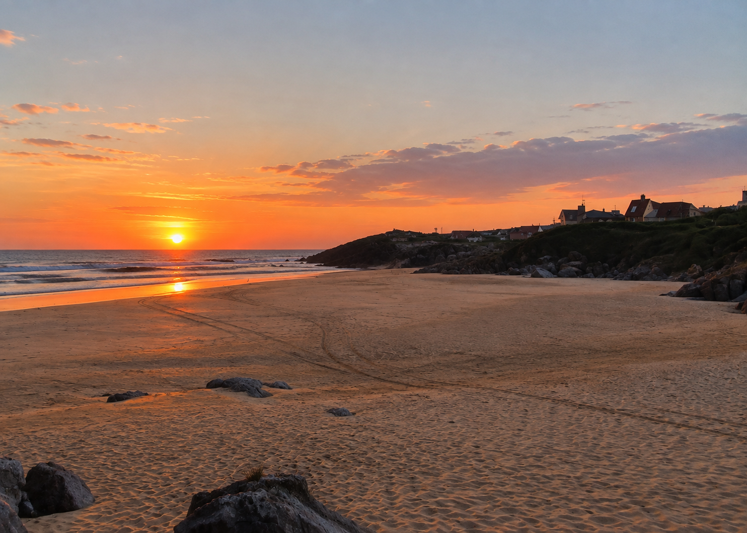 Atardecer de septiembre sobre la Playa de Ajo con la playa vacía, tonos dorados