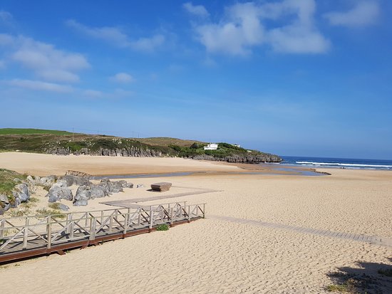 Vista general de la Playa de Ajo (Cuberris) con marea baja y arena dorada, día soleado