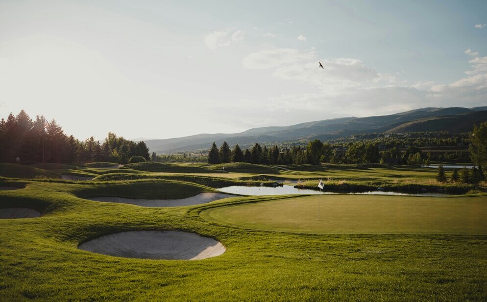 Hoyo par 3 del campo Ramón Sota en Agüero, rodeado de prados verdes de Marina de Cudeyo