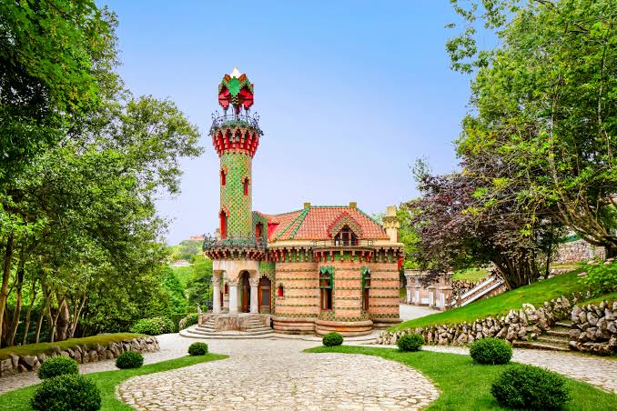Torre de mosaico de cerámica de El Capricho de Gaudí en Comillas, con motivo de girasoles