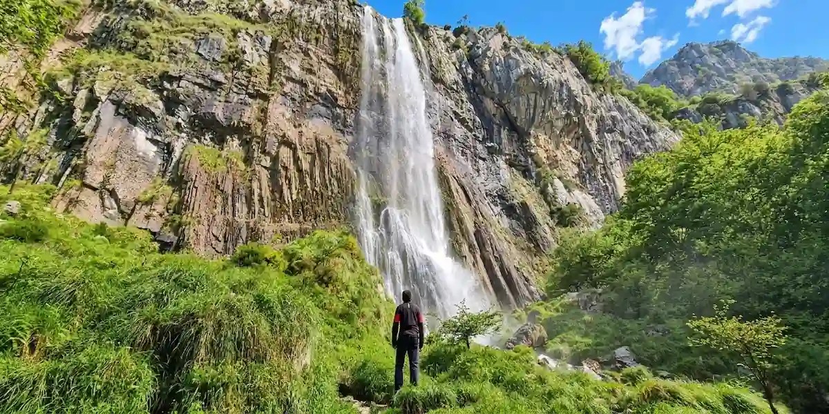 Cascada del Nacimiento del Asón cayendo entre la vegetación del Parque Natural Collados del Asón