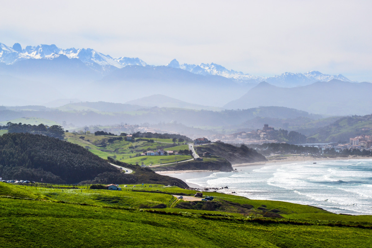 Dunas de la Playa de Oyambre con los Picos de Europa nevados al fondo, luz de amanecer