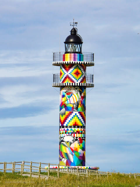 Fachada del Faro de Ajo pintado por Okuda San Miguel, plano contrapicado del mosaico geométrico de colores