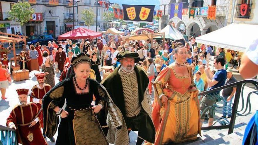 Puestos del mercado renacentista en las calles del centro histórico de Laredo durante las fiestas de Carlos V