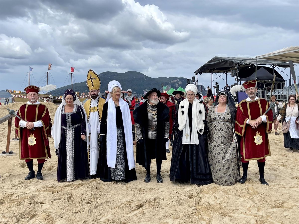 Recreación del desembarco de Carlos V en la playa Salvé de Laredo, con el palenque y el público en las gradas