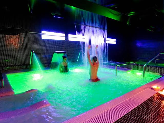 Balneario o spa en Cantabria: circuito termal o piscina con vistas al entorno natural