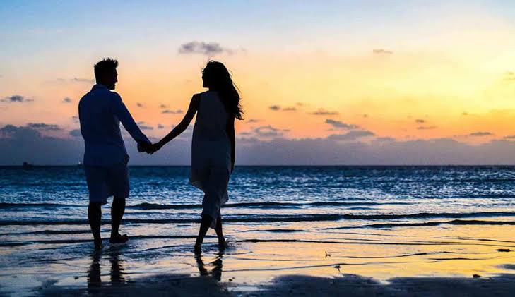 Atardecer en la costa de Cantabria, tonos cálidos, ambiente romántico