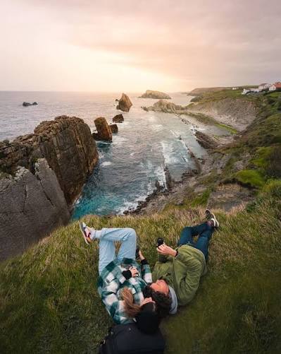 Pareja o escena romántica en cala escondida de la Costa Quebrada (La Arnía o Covachos)