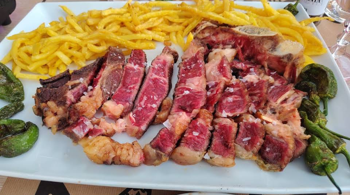 Plato de chuletón o cachopo de M-30 Gastrobar, primer plano