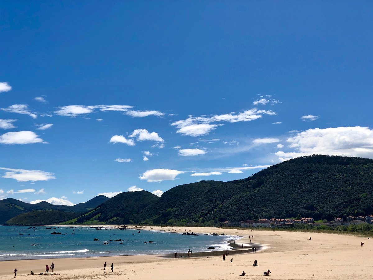 Playa de Trengandín en Noja o cala de Antuerta, día de verano con marea baja y poca afluencia de gente