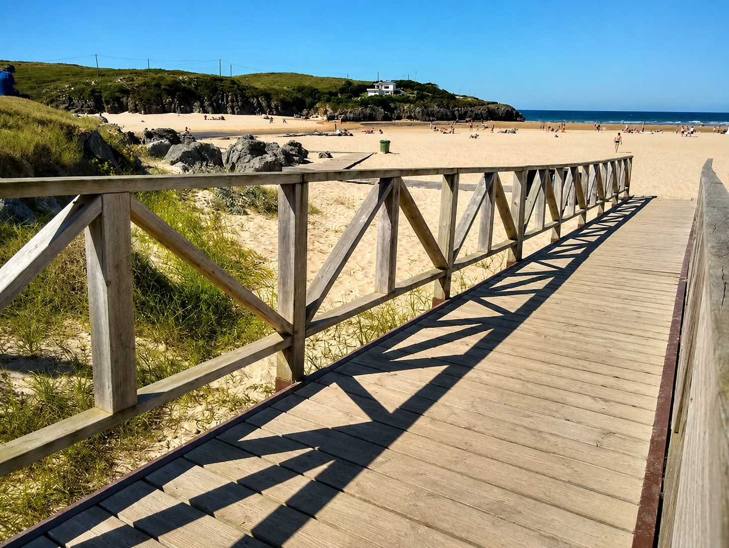 Pasarela de madera sobre el estuario de la playa de Cuberris en Ajo