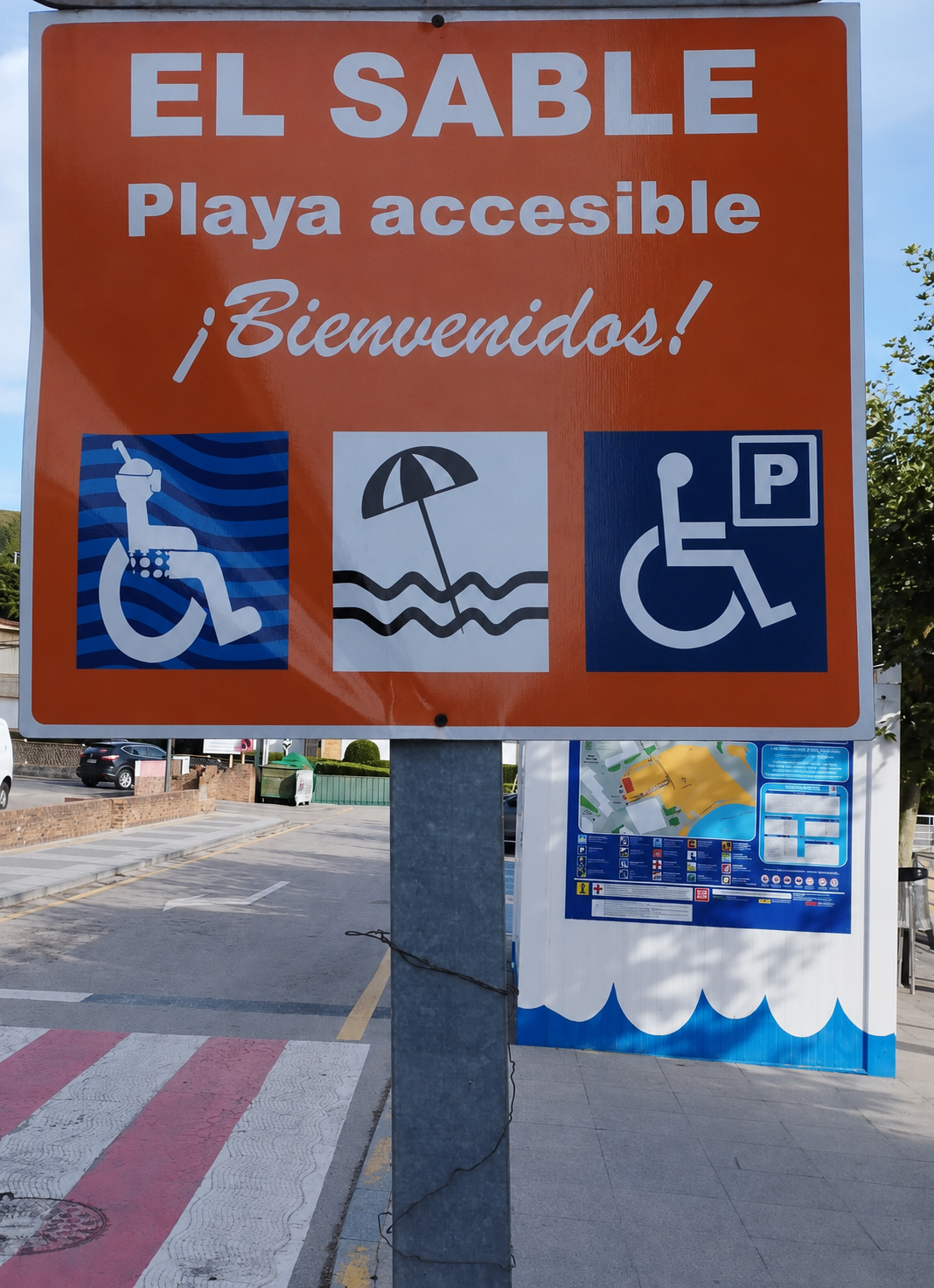 Playa del Sable de Quejo en Isla con la zona reservada y sombra junto a la orilla