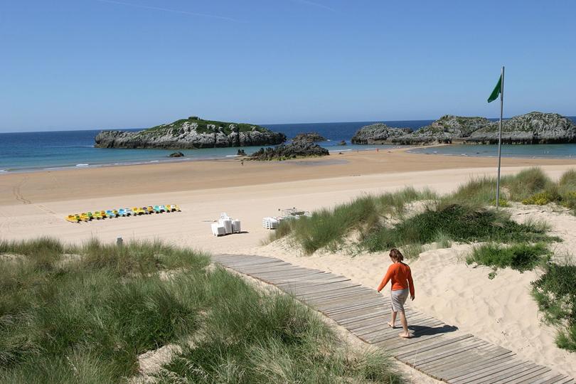 Acceso adaptado y aparcamiento junto a la playa de Ris en Noja