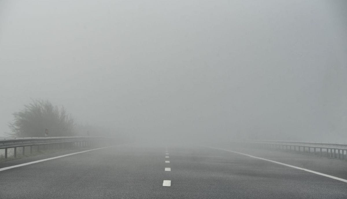 Carretera de la costa de Trasmiera envuelta en niebla en una mañana de noviembre