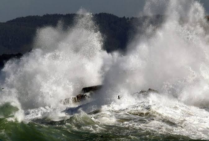 Olas grandes rompiendo contra los acantilados de la costa cántabra durante un temporal de noviembre