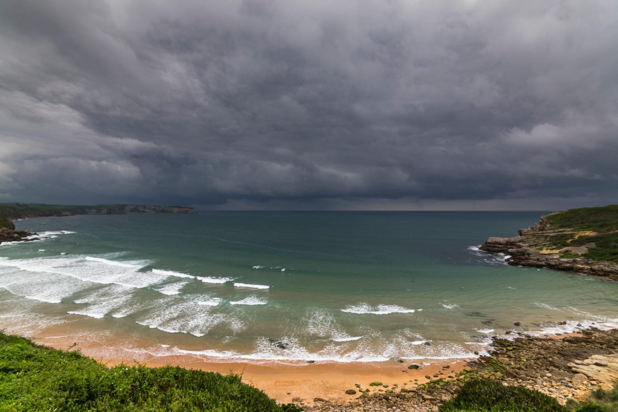Cielo cargado de nubarrones sobre la costa de Trasmiera antes de un temporal de otoño