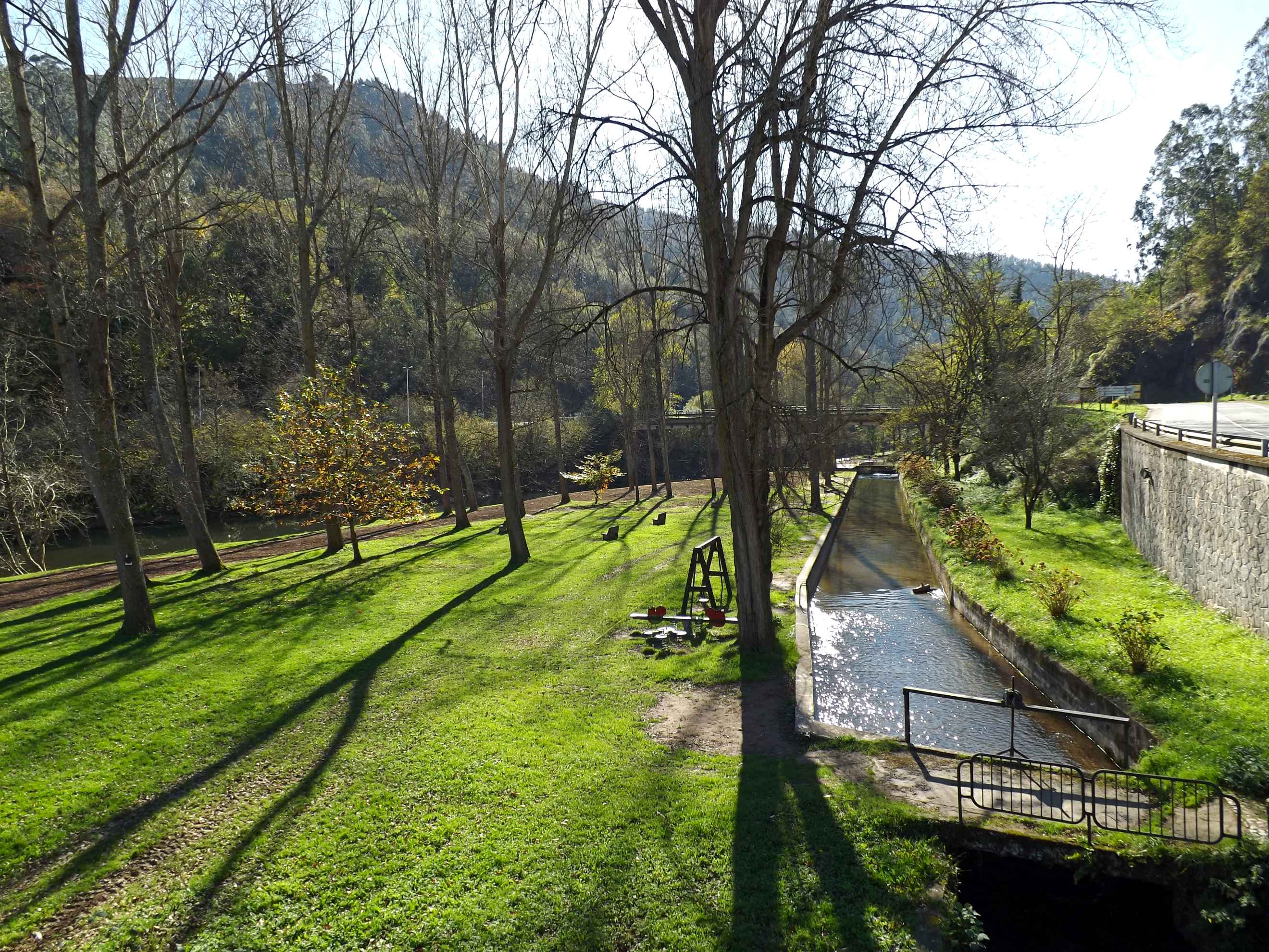 Zona de baño en el río Saja dentro del Parque de Santa Lucía, Cabezón de la Sal, con árboles grandes dando sombra